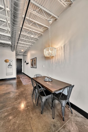 Dining - Suite Magnolia (Waco)