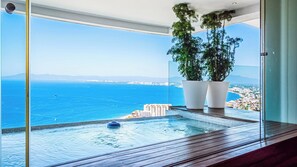 Ein Balkon mit Blick auf das Meer und die Stadt.