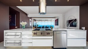 Køleskab, mikrobølgeovn, ovn, kogeplade