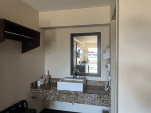 Desk, free WiFi, bed sheets - Travelodge By Wyndham Holland/toledo (Holland)