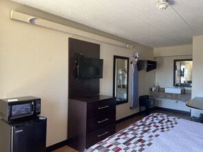 Comfort Room, 1 King Bed, Non Smoking | Desk, free WiFi, bed sheets - Travelodge By Wyndham Holland/toledo (Holland)