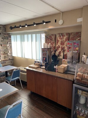 Free daily buffet breakfast  - Travelodge By Wyndham Holland/toledo (Holland)