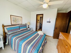 4 bedrooms, travel crib, free WiFi, bed sheets - How it Usta Be |4BR |2BA  Topsail Beach Cottage (Topsail Beach)