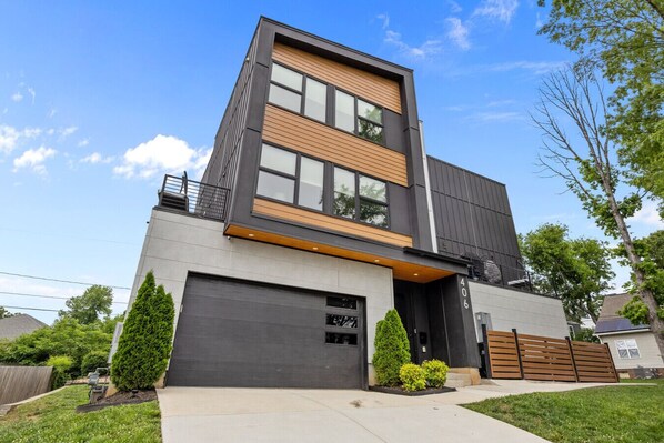 Exterior - Stunning Home with Pool, Outdoor Kitchen Rooftop,BBQ (Charlotte)
