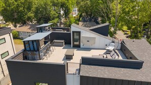 Terraza en la azotea con diseño moderno, que incluye un área de estar y una fuente.