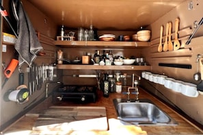 Refrigerador, cafetera/tetera, utensilios de cocina
