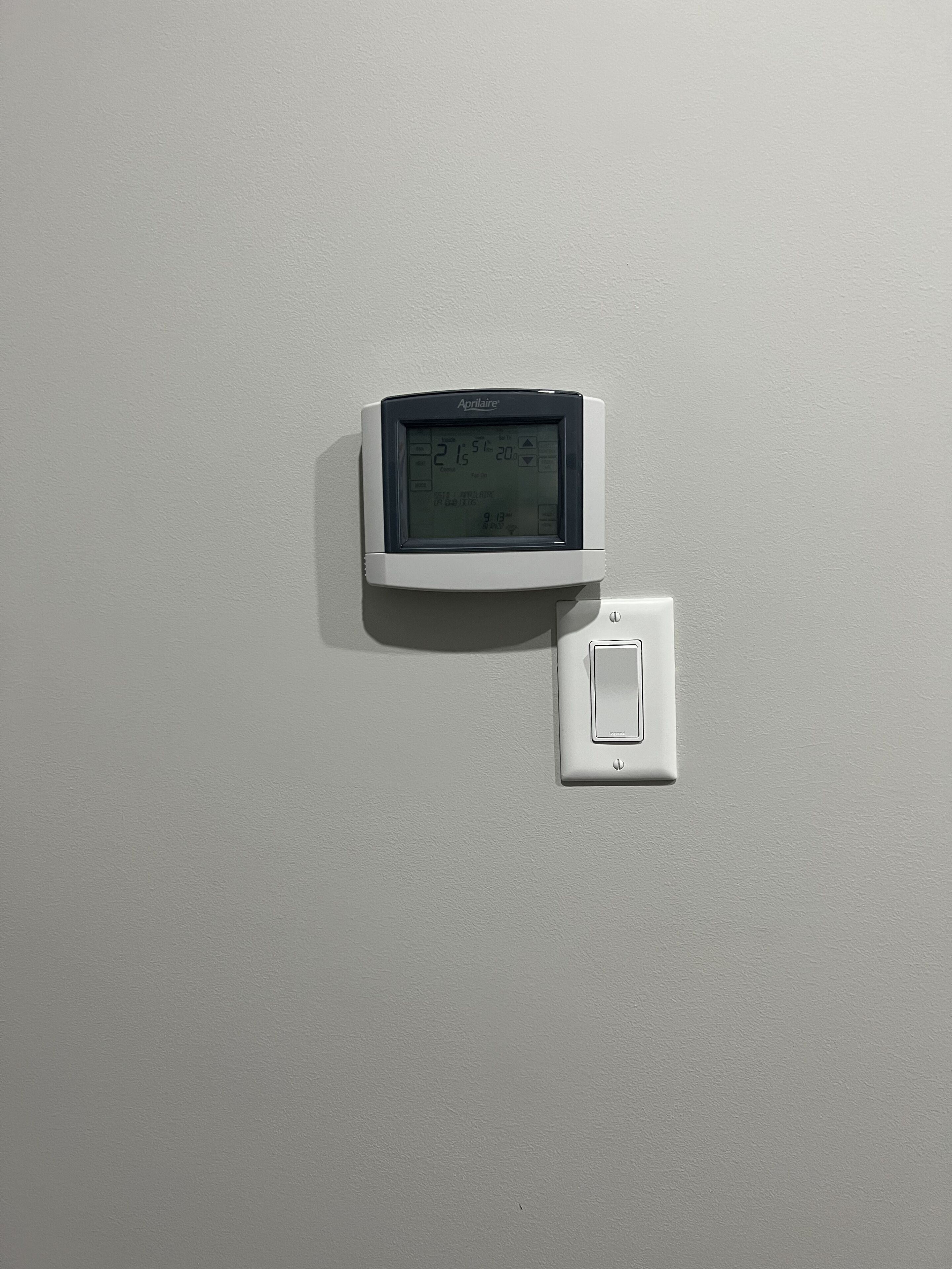 New Cozy 2 bedrooms lower suite with own furnace free prkng 3min to SHC hospital