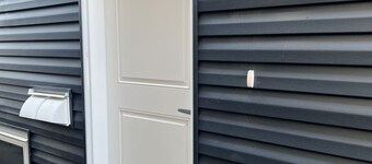 Homely 2Bdr Suite w/ self check-in / Steps from shopping, SHC & near Deerfoot 