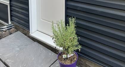 Homely 2Bdr Suite w/ self check-in / Steps from shopping, SHC & near Deerfoot