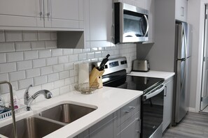 Refrigerador, microondas, horno y parrilla de estufa 