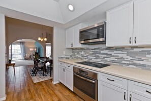 Frigorifero, microonde, forno, piano cottura