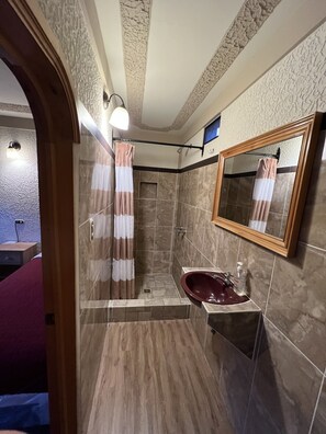 ベーシック ツインルーム | バスルーム | シャワー、レインフォールシャワー、バスアメニティ (無料)、石鹸