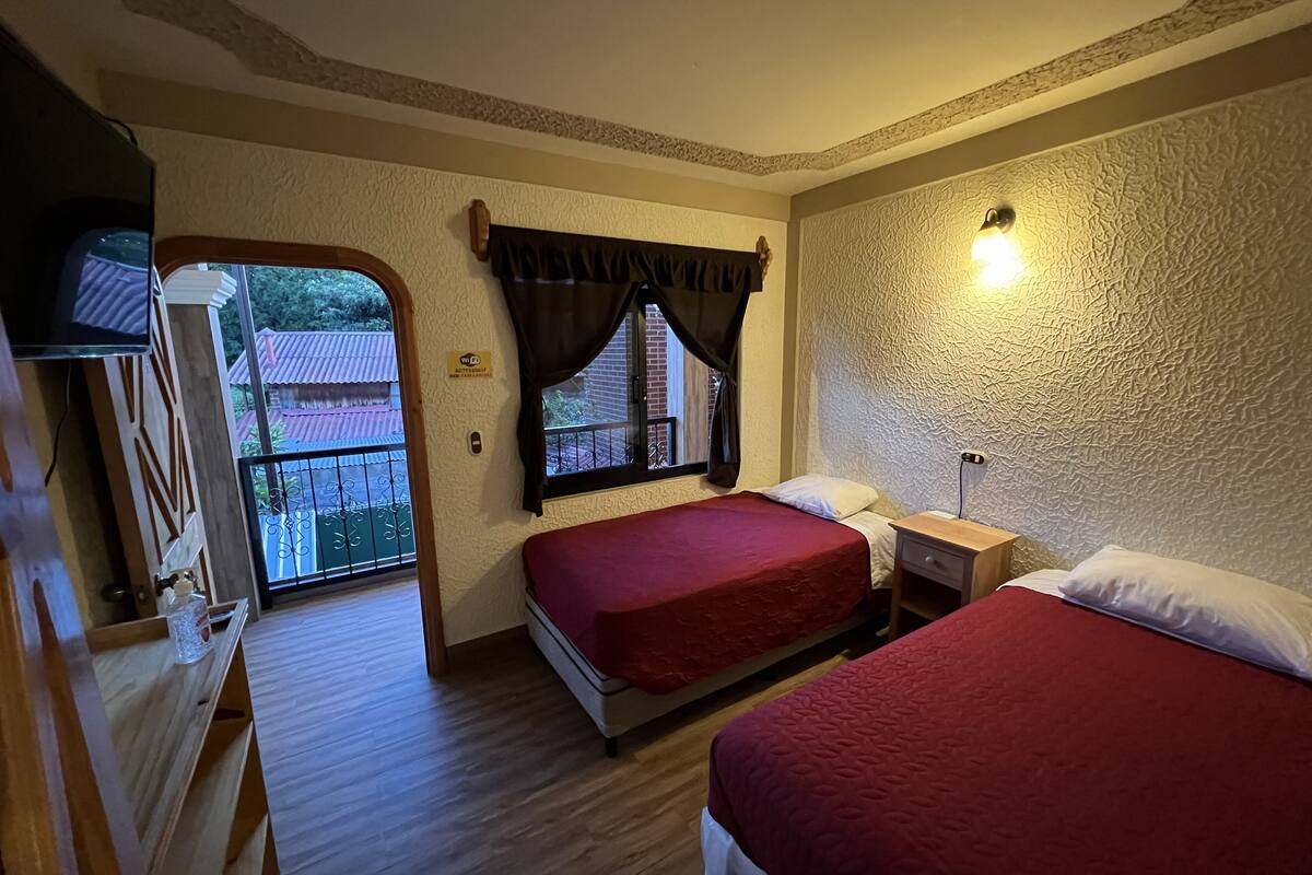 ห้องเบสิกทวิน | เครื่องนอนระดับพรีเมียม, ผ้านวมขนเป็ด, เตารีด/โต๊ะรีดผ้า, Wi-Fi ฟรี
