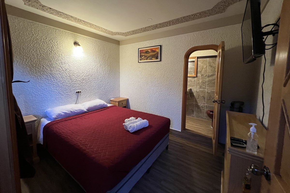 Basic-Doppelzimmer | Hochwertige Bettwaren, Daunenbettdecken, individuell eingerichtet