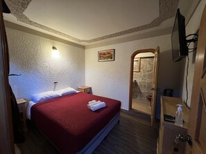 Basic Double Room | Premium bedding, down duvets, individually furnished, iron/ironing board - Hotel Posada don Miguel (Panajachel)