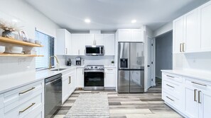 Kylskåp, mikrovågsugn, ugn och spishäll