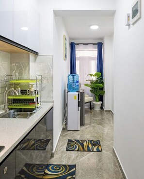 Réfrigérateur, micro-ondes, bouilloire électrique