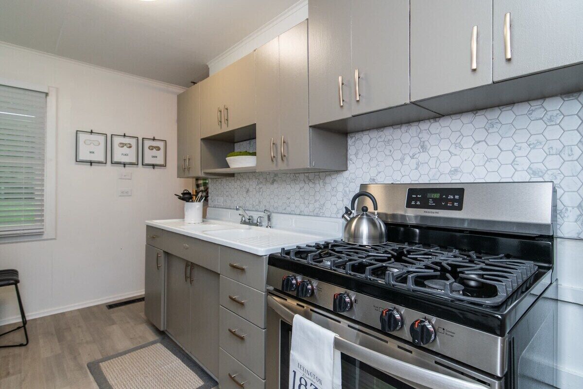 This house is a 3 bedroom(s), 1 bathrooms, located in Lexington, KY.