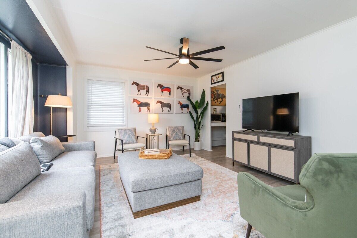 This house is a 3 bedroom(s), 1 bathrooms, located in Lexington, KY.