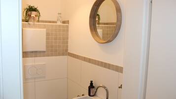 Douche, sĂšche-cheveux, serviettes fournies, papier toilette