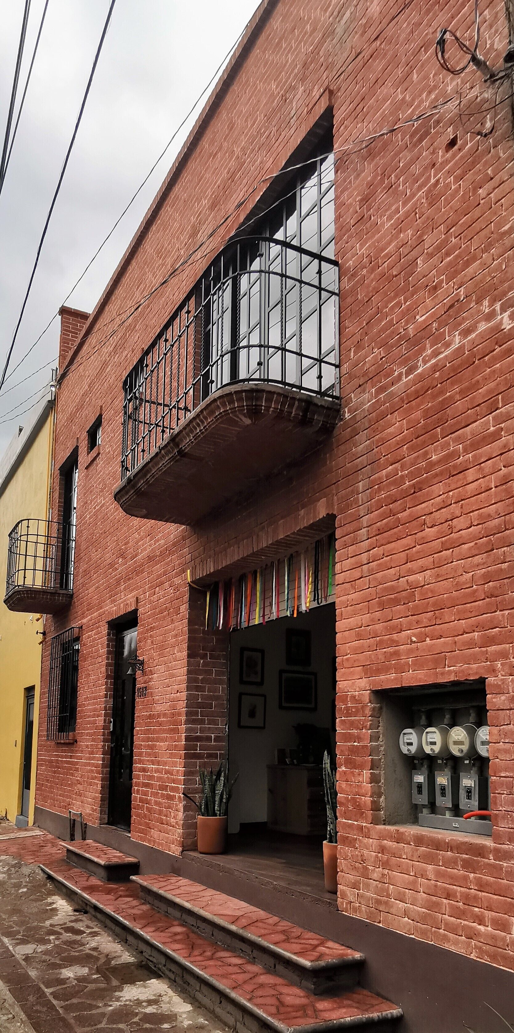 Vista frontal de la propiedad