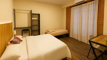 Tremannsrom – luksus, flere senger, aircondition, byutsikt | Sengetøy av topp kvalitet, dundyner, memory foam-senger og skrivebord