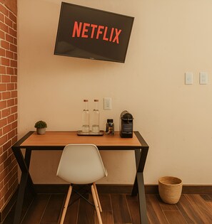 Habitación doble de lujo, aire acondicionado, vista a la ciudad | Ropa de cama de alta calidad, edredón y camas con efecto memoria