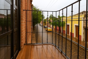 Habitación triple de lujo, varias camas, aire acondicionado, vista a la ciudad | Vista del balcón
