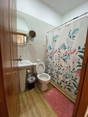 Deluxe Triple Room | Bathroom