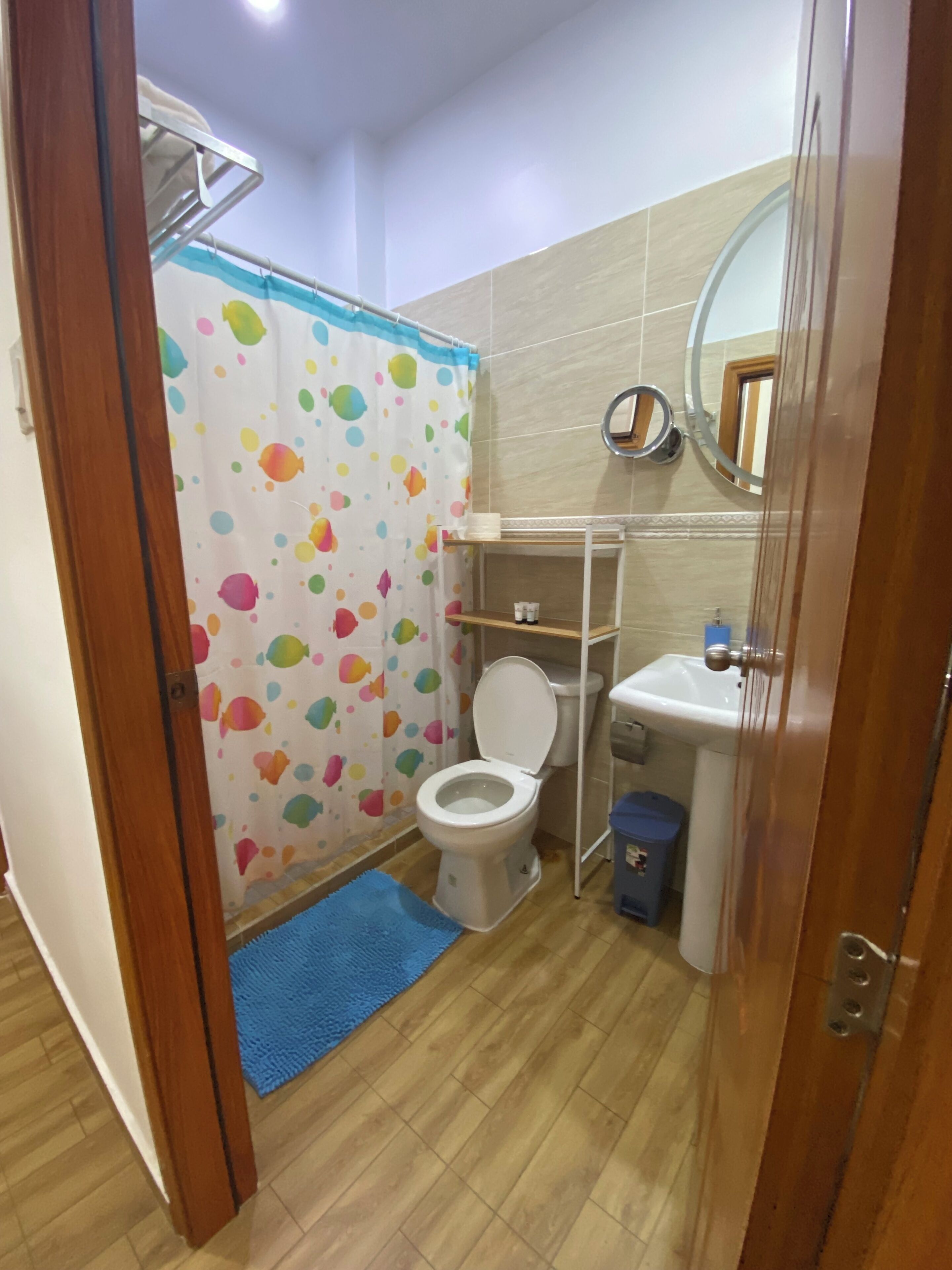 Ein Badezimmer mit Toilette, Waschbecken und Duschbereich.