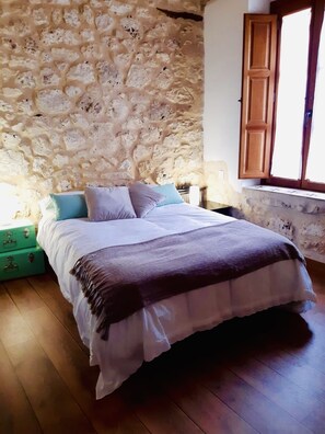 4 عدّة غرف نوم ومكتب ومكواة/لوح كي وسرير سفر