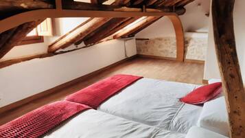 4 slaapkamers, een bureau, een strijkplank/strijkijzer, reisbedje