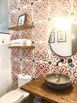 Douche, sèche-cheveux, serviettes fournies, savon