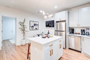 Fridge, microwave, oven, stovetop - Beautiful LUXURY and Bright 2 Bedroom Apt in DC (Washington)