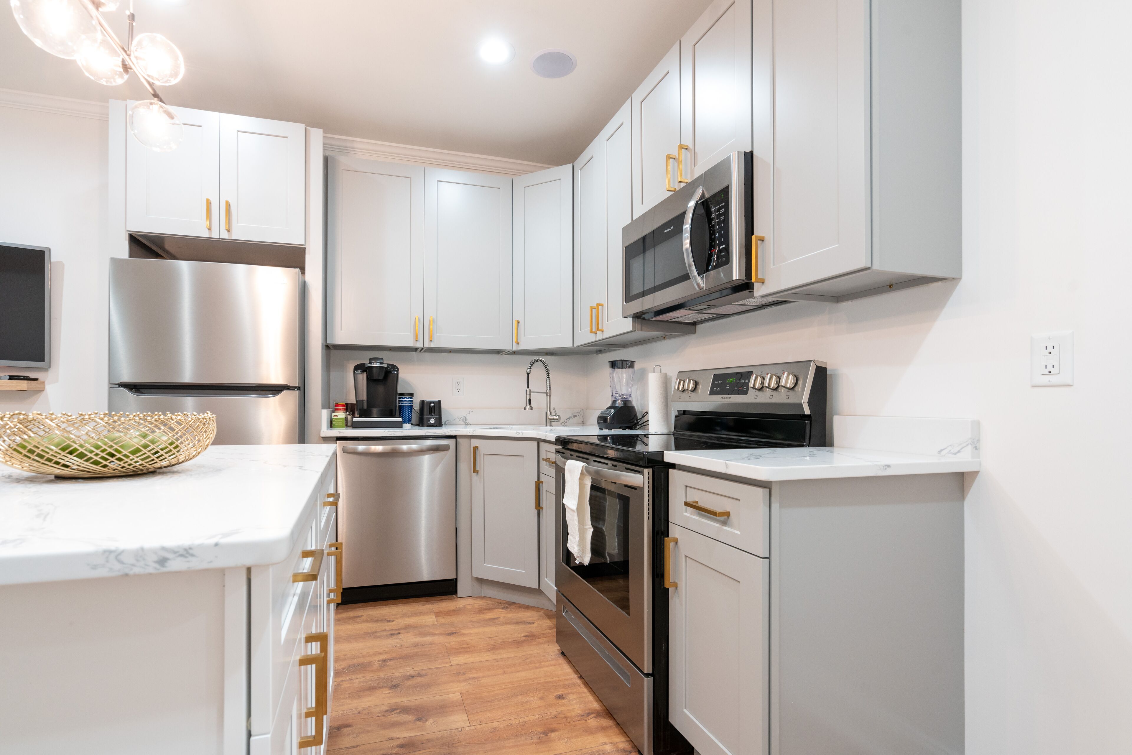 Frigorífico, microondas, horno y placa de cocina