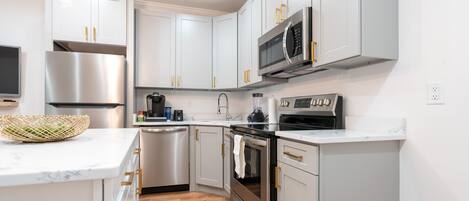 Kjøleskap, mikrobølgeovn, ovn og kokeplater