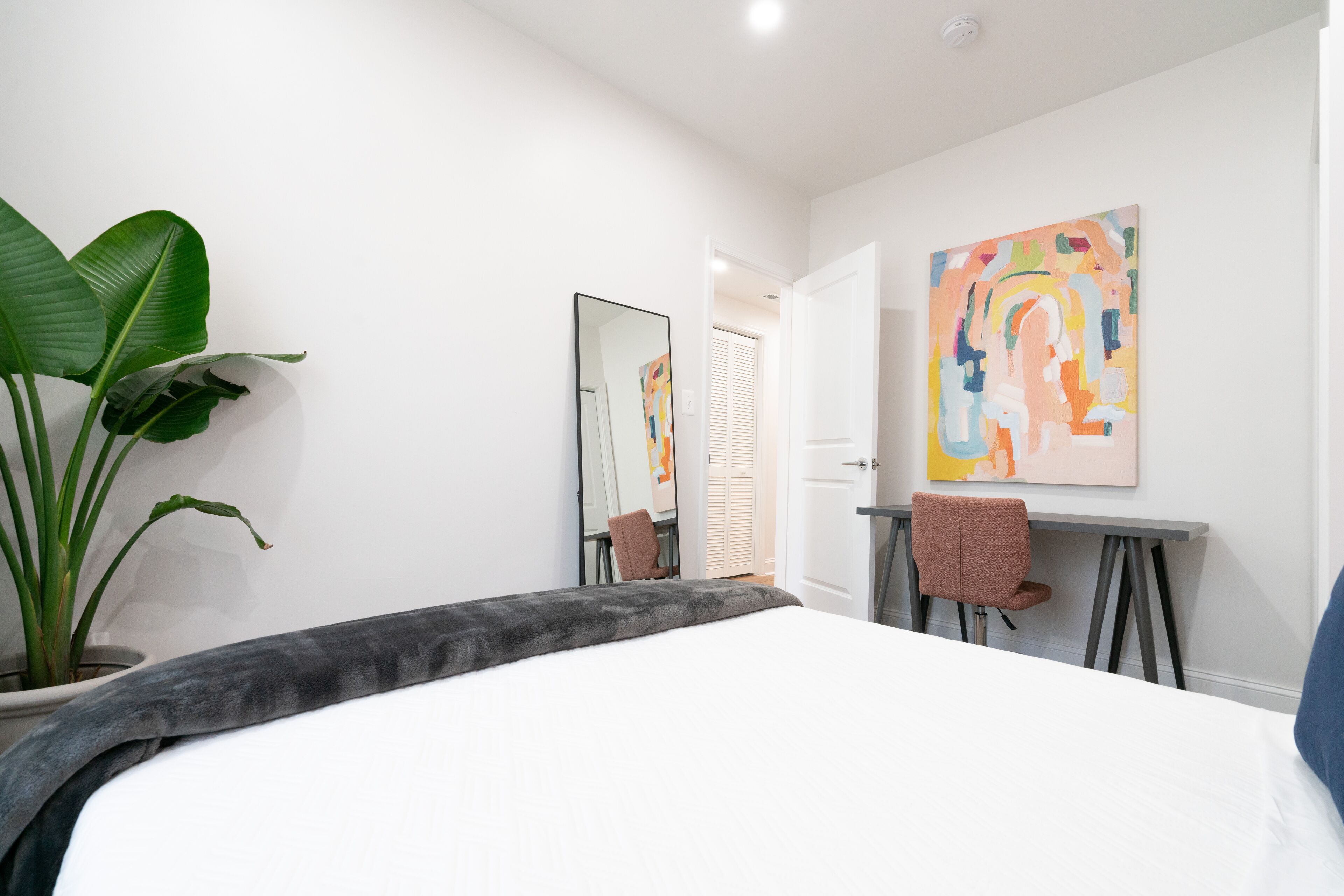 Luxury and Bright with snacks! Close to downtown, restaurants, and entertainment