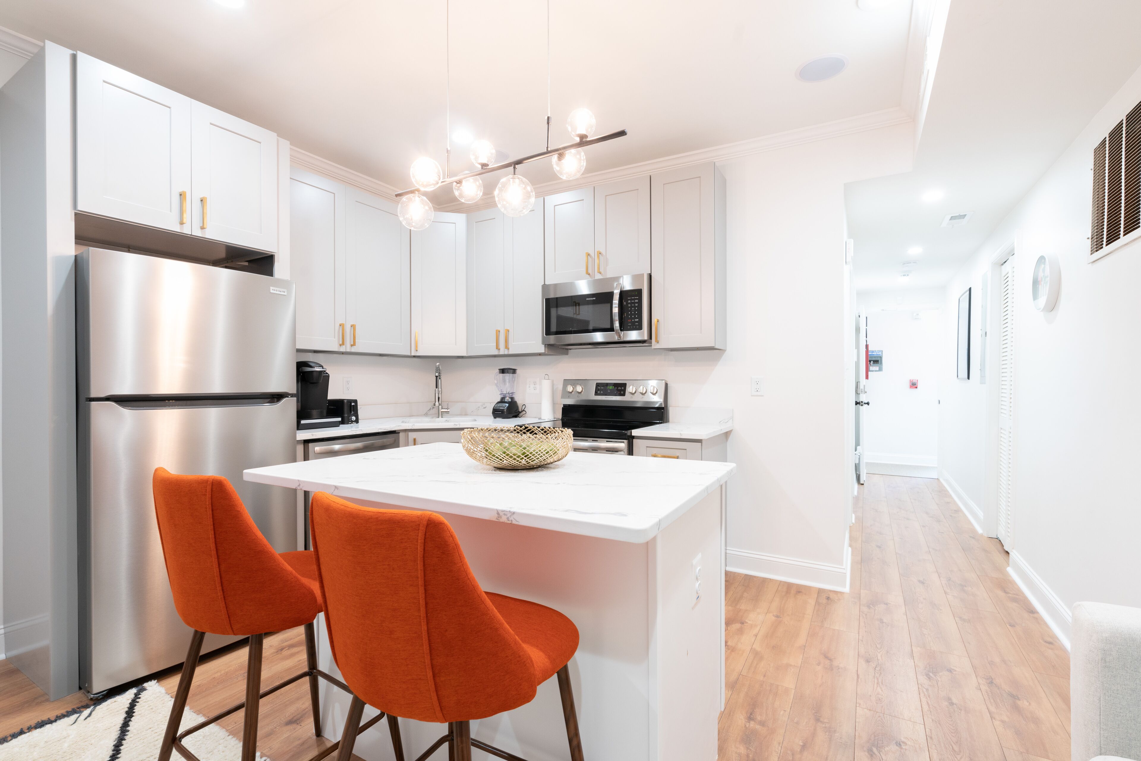 Kjøleskap, mikrobølgeovn, ovn og kokeplater