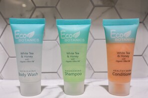 Ensemble douche/baignoire, sèche-cheveux, serviettes fournies, savon