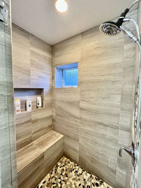 Dusche, Haartrockner, Handtücher, Seife