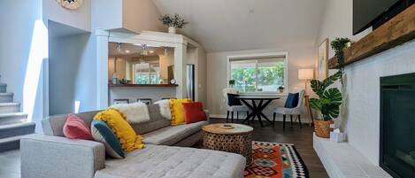 TV connectée, cheminée, livres