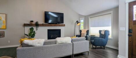 Una Smart TV, una chimenea, libros