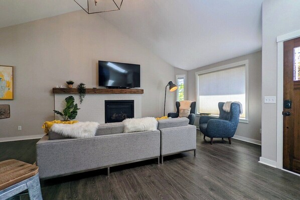 Smart TV, chimenea y libros 