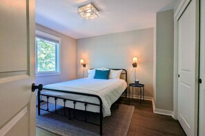 3 habitaciones, escritorio y tabla de planchar con plancha 