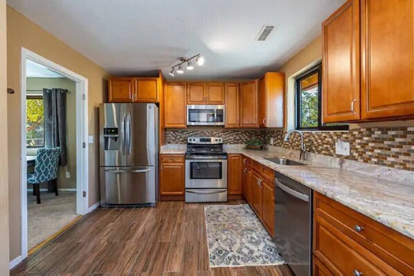 ثلاجة، ميكروويف، فرن، موقد طهي مسطح