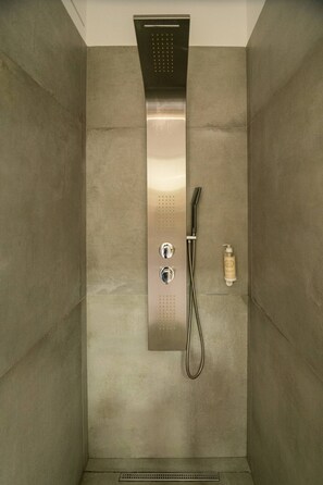 Hair dryer - Studio Lower-level w/ kitchenett and patio (Santana)