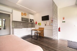 1 bedroom, internet, bed sheets - Studio Lower-level w/ kitchenett and patio (Santana)