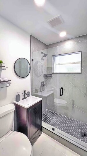 Douche, sèche-cheveux, serviettes fournies, savon