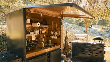 Fridge, oven, stovetop, coffee/tea maker