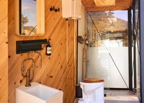 Free toiletries, hair dryer, bathrobes, towels - Paradise Ranch Inn - Mindful Tent (Three Rivers)